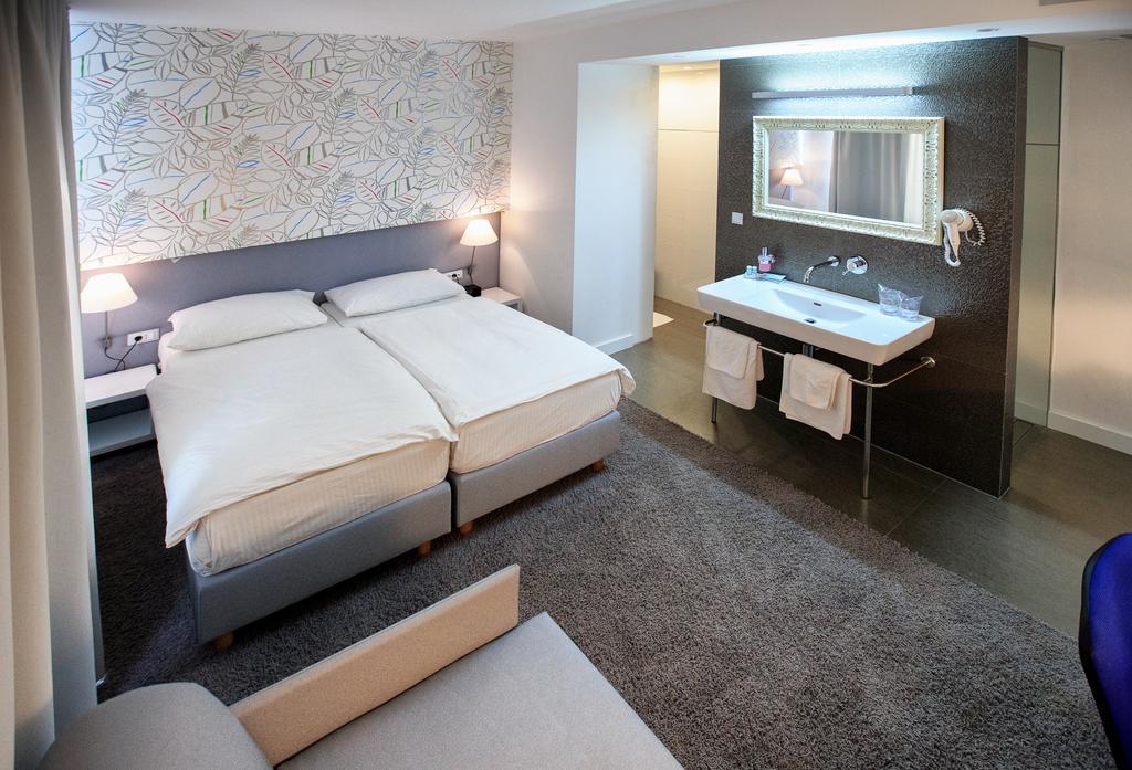 Hotel Jona Podstrana Ruang foto
