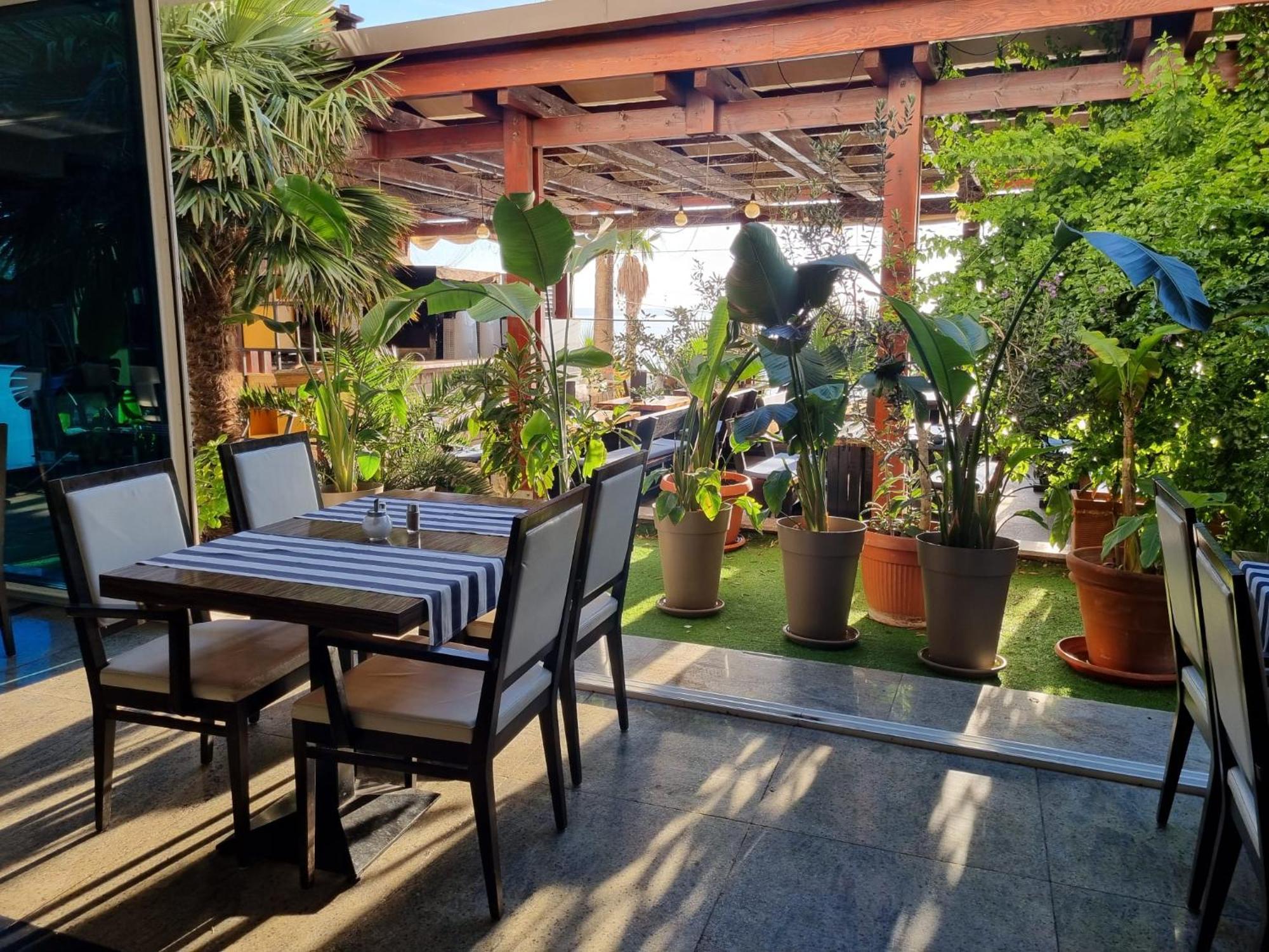 Hotel Jona Podstrana Bagian luar foto